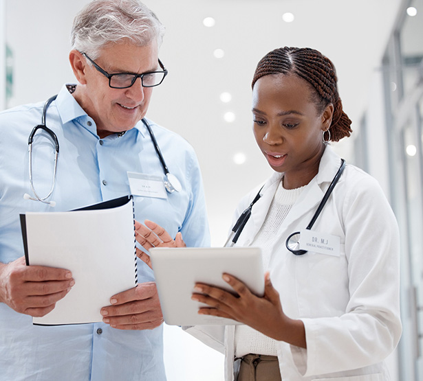 Un médecin et sa stagiaire discutent d'un dossier - MACSF