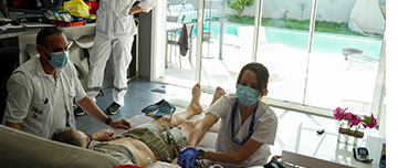 Une équipe du SMUR soigne un patient à son domicile - MACSF