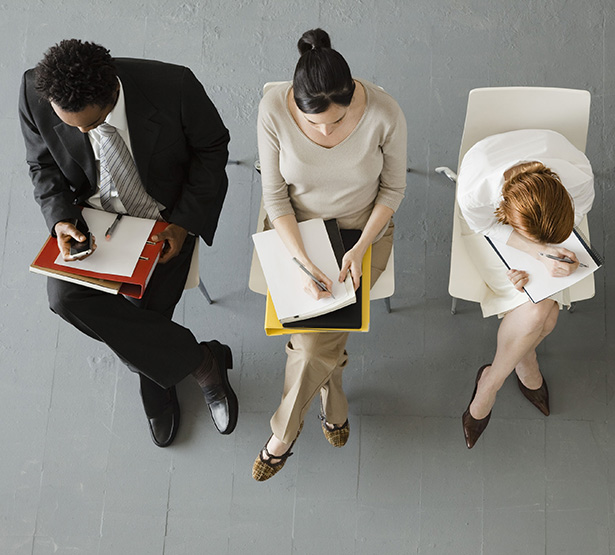 Des travailleurs hommes et femmes prennent des notes - MACSF