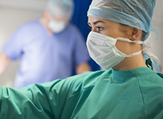 Une femme anesthésiste au bloc opératoire - MACSF