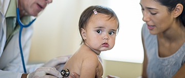 Un médecin ausculte une petite patiente auprès de sa maman - MACSF
