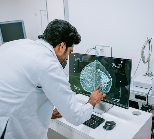 Un médecin pointe du doigt l'écran de l'ordinateur montrant une imagerie médicale - MACSF