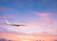 Un avion en vol dans un ciel rose et bleu - MACSF