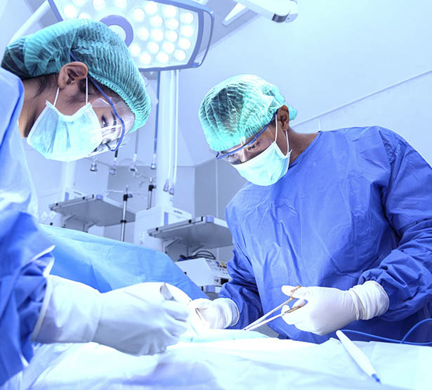 Deux chirurgiens opèrent | MACSF