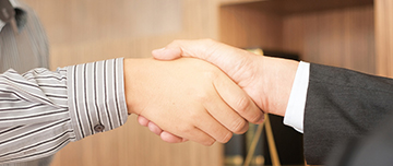 Gros plan sur une poignée de mains entre deux hommes  dans le bureau du juge - MACSF