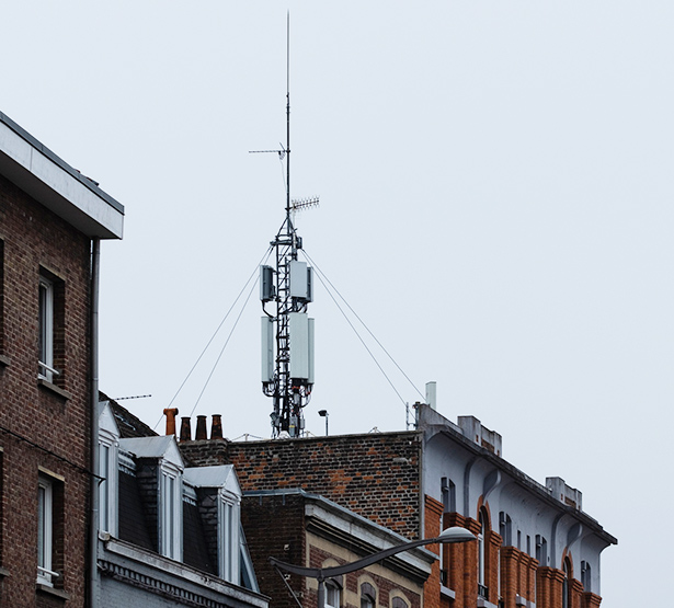 Antenne relais sur le toit d'un bâtiment en ville - MACSF
