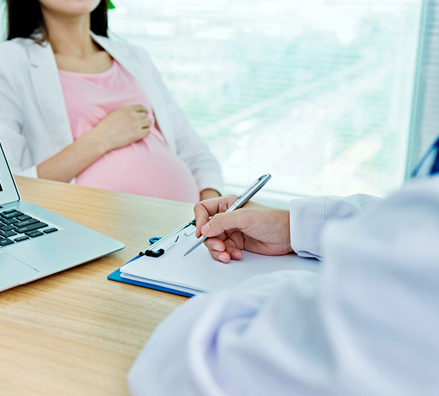 Une femme enceinte en consultation - MACSF