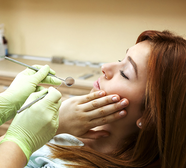 Une patiente chez le dentiste souffre des dents - MACSF
