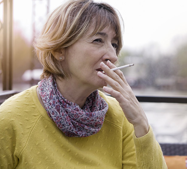 Femme portant une cigarette à sa bouche - MACSF
