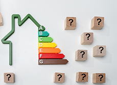 Etiquettes de classes énergétiques avec des points d'interrogation sur des cubes - MACSF