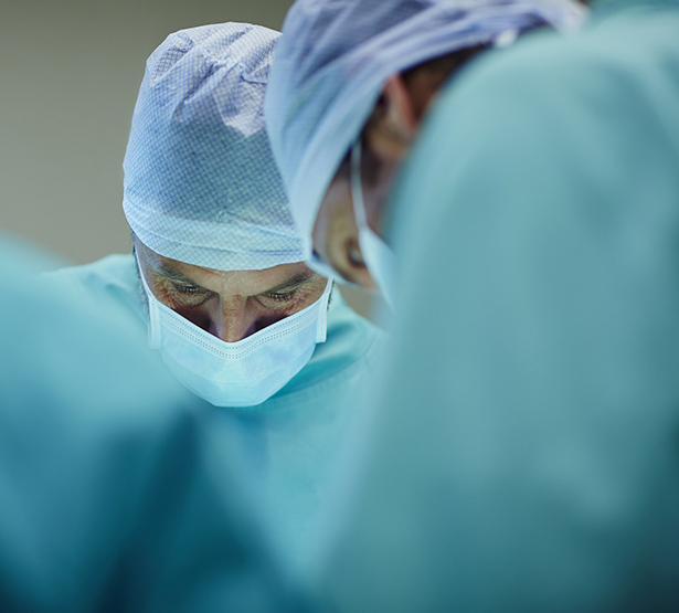 Un chirurgien lors d'une opération - MACSF