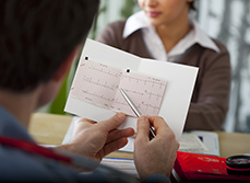 Un cardiologue observe l'ECG d'une patiente en consultation - MACSF