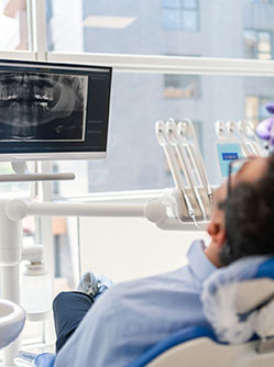 Un dentiste explique les soins à son patient | MACSF