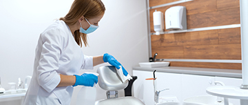 Une chirurgien-dentiste nettoie le fauteuil du cabinet - MACSF