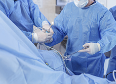 Deux chirurgiens orthopédiques pratiquent une ligamentoplastie du genou sous arthroscopie - MACSF