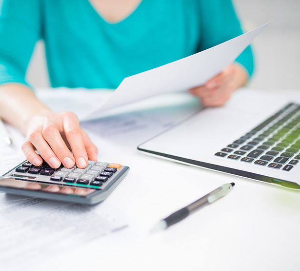 Une main de femme utilisant une calculatrice, en train de saisir ou vérifier des chiffres - MACSF