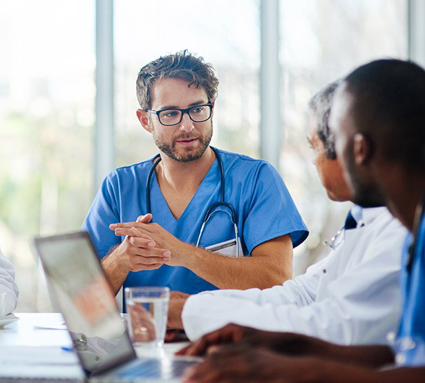 Des professionnels de santé en réunion à l'hôpital - MACSF
