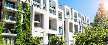 Un immeuble de copropriété aux murs blancs - MACSF
