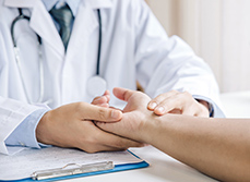 Un médecin examine le poignet de son patient - MACSF