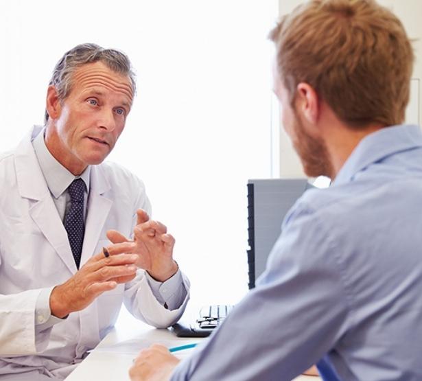 Un médecin discute avec son patient - MACSF