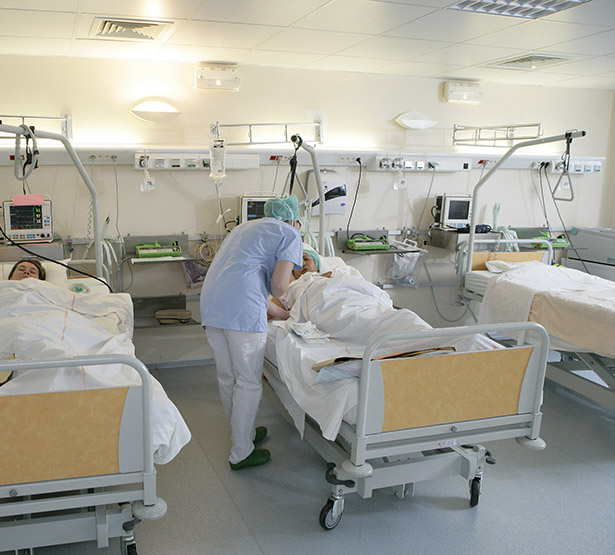Une infirmière surveille des patientes en salle de surveillance post-interventionnelle - MACSF