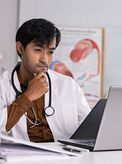 Un jeune médecin en téléconsultation devant son ordinateur - MACSF