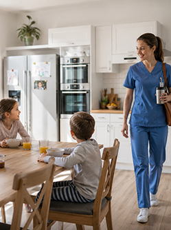 Une professionnelle de santé en famille avant de partir au travail - MACSF