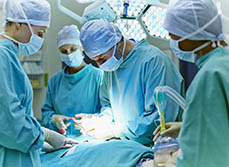 Une équipe médicale en salle de chirurgie | MACSF
