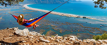 Une femme dans un hamac en bord de mer - MACSF