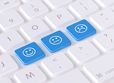 Boutons de clavier bleus représentant 3 icones de smiley - MACSF