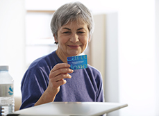 Une femme tient une carte de donneur d'organes - MACSF