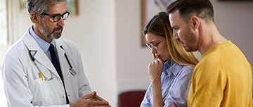 Un médecin annonce une mauvaise nouvelle à un couple - MACSF