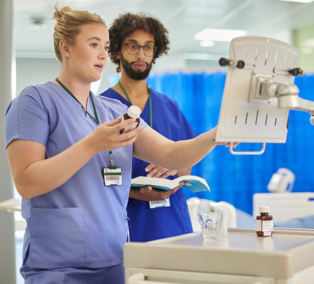 2 infirmiers préparent les médicaments pour un patient - MACSF