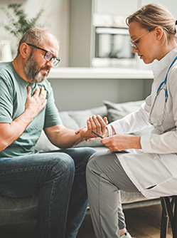 Une femme médecin consulte un patient à domicile - MACSF