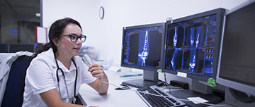 Une radiologue dicte un compte-rendu en visionnant les radios à l'écran - MACSF