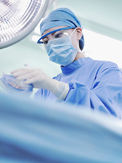 Une anesthésiste en salle d'opération - MACSF