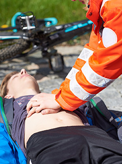 Un sauveteur fait un massage cardiaque a un cycliste accidenté - MACSF