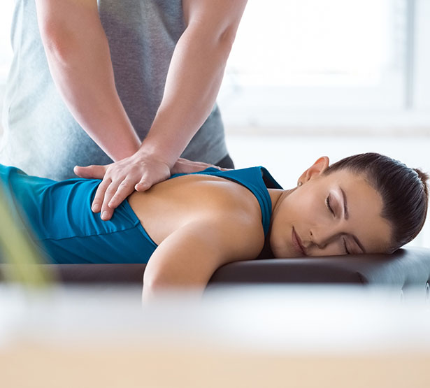 Un kinésithérapeute pratique un massage sur une patiente - MACSF