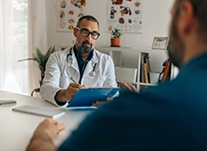 Un médecin en consultation avec un patient - MACSF