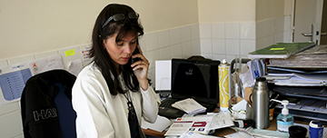 Une secrétaire médicale au téléphone consulte le carnet de rendez-vous - MACSF