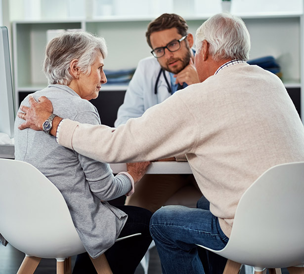Un couple discutent avec le médecin - MACSF