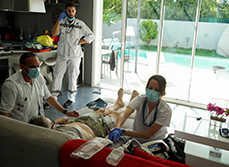 Une équipe du SMUR soigne un patient à son domicile - MACSF