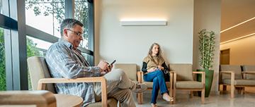 Un homme et une femme patiente dans la salle d'attente du médecin - MACSF