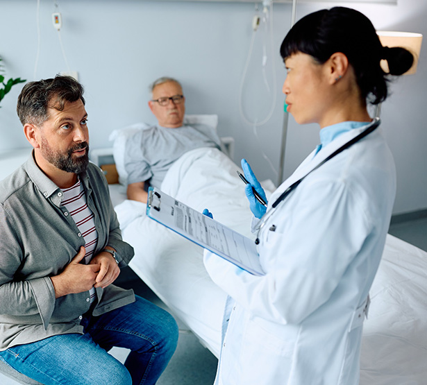 Le fils d'un patient alité à l'hôpital discute avec une femme médecin - MACSF