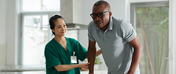 Une infirmière aide un patient avec un déambulateur - MACSF