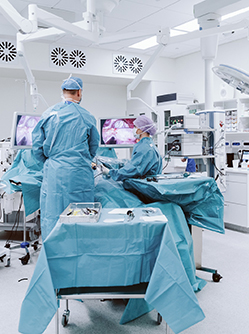 Équipe médicale pratiquant un intervention au bloc opératoire - MACSF