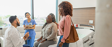 Une patiente et sa fille écoutent le médecin à l'hôpital - MACSF