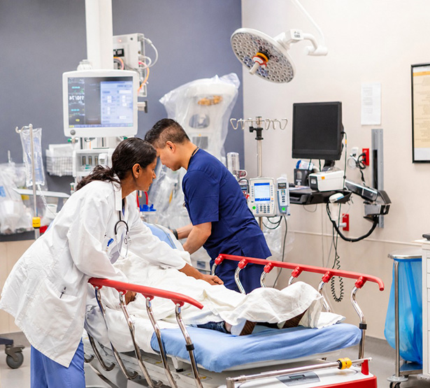Un médecin et une infirmière des urgences préparent une patiente dans le box - MACSF