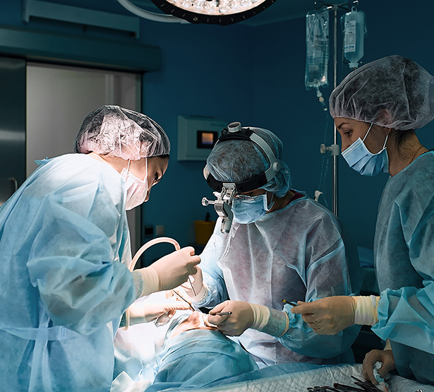 Une équipe chirurgicale ORL pratique une intervention - MACSF