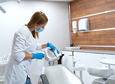 Une chirurgien-dentiste nettoie le fauteuil du cabinet - MACSF